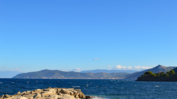 großes Bild: Blick von der Punta Licosa auf die Bucht von Castellabate
