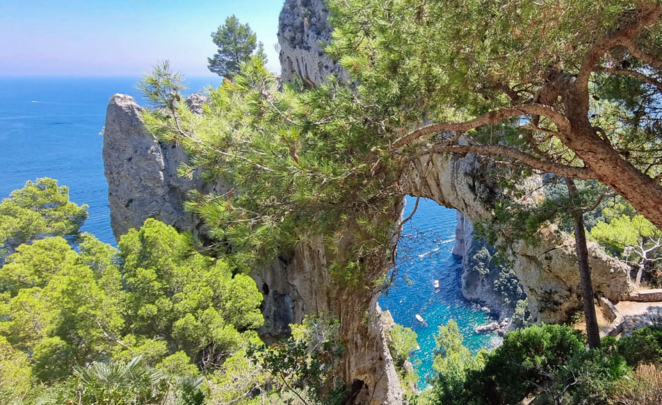 Der Natursteinbogen auf Capri