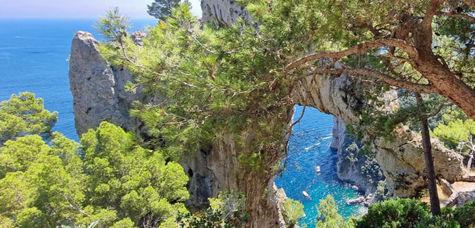 Der Natursteinbogen auf Capri
