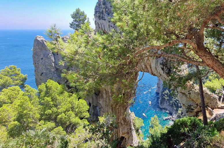 Der Natursteinbogen auf Capri