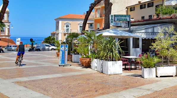 Aussenansicht Bar Marina und Teil der Piazza in Santa Maria di Castellabate