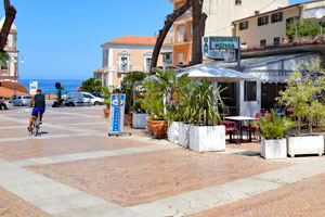 Aussenansicht Bar Marina und Teil der Piazza in Santa Maria di Castellabate