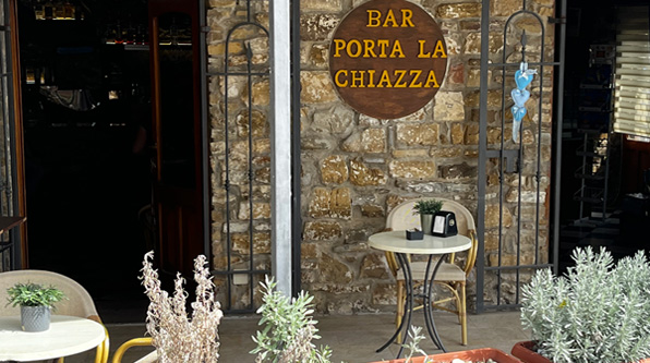 Blick von aussen auf die Bar &bdquo;Porta la Chiazza&ldquo;