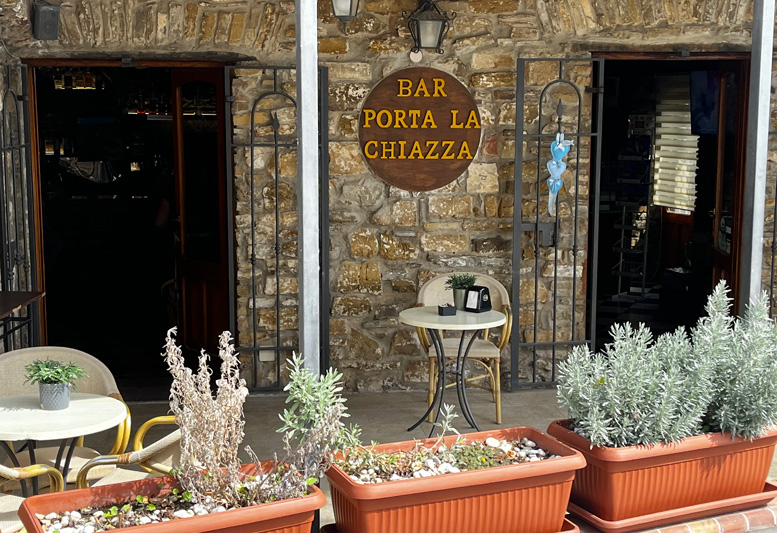 Blick von aussen auf Bar Porta la Chiazza