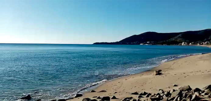 Der Strand bei Case del Conte mit Blick auf die Licosa-Halbinsel