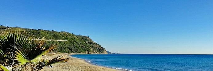 Strand, Meer und grüne Berge