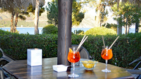 Zwei Aperol-Spritz und Meerblick