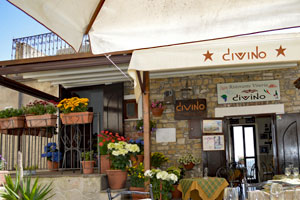 Divino, Terrasse vor dem Eingang