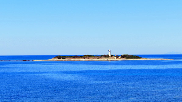 großes Bild: Der Leuchtturm vor der Punta Licosa an der Cilentoküste