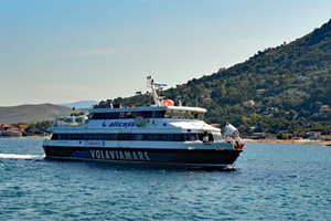 Die Metro del Mare auf den Weg in den Hafen von San Marco