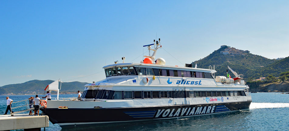 Das Wassertaxi im Hafen von San Marco di Castellabate