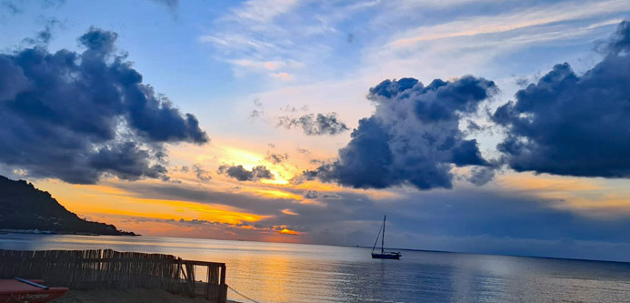 Abendstimmung, die Punta Licosa und ein Segelboot auf dem Meer