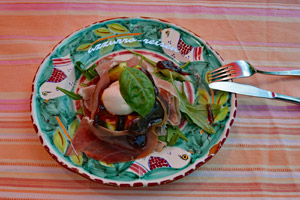 Salat mit frischen Feigen und Büffelmozzarella