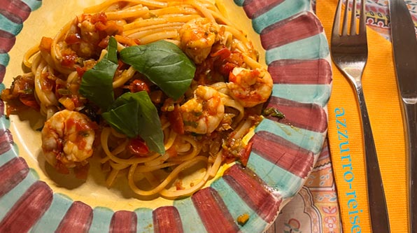 Pasta con pomodori freschi e gamberoni