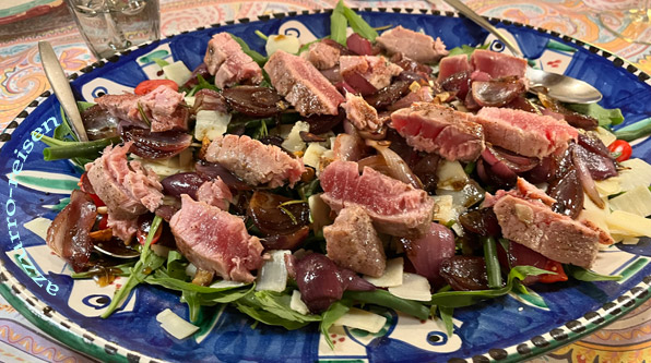 Salat mit Thunfisch und frischem Rucola