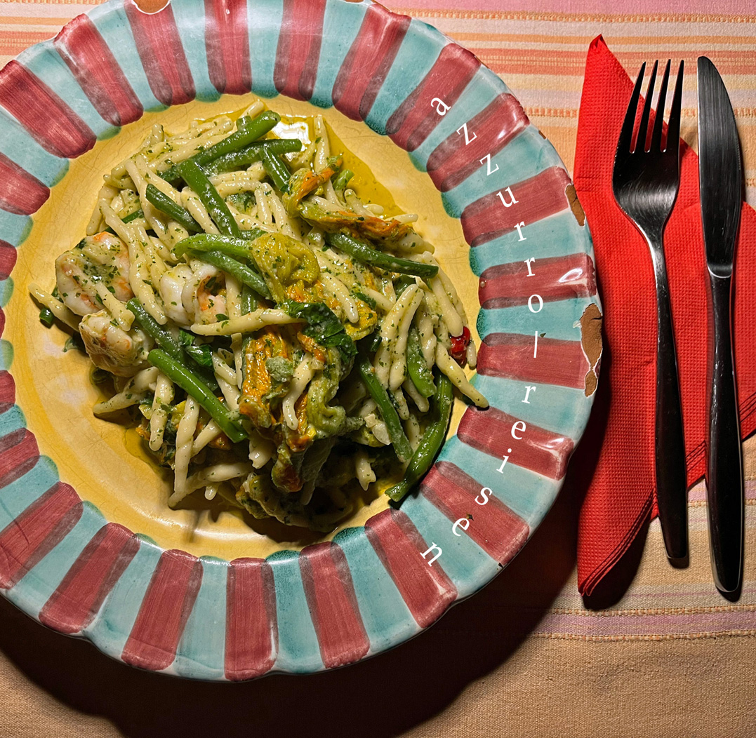 Nudeln mit grünen Bohnen, Zucchiniblüten und Hummerkrabben