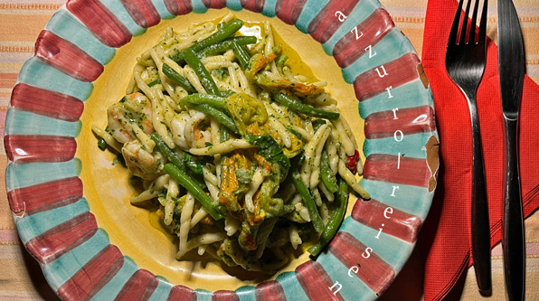 Pasta con fagiolini, fior di zucca e gamberoni