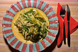 Nudeln mit grünen Bohnen, Zucchiniblüten und Hummerkrabben