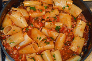 Paccheri in Tomatensoße mit Schwertfich