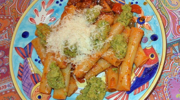 Ziti (Röhrennudeln) mit Tomatensoße und Erbsenpesto