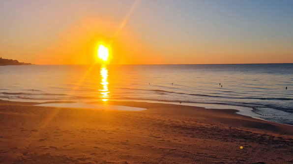 Sonnenuntergang im Winter am Meer