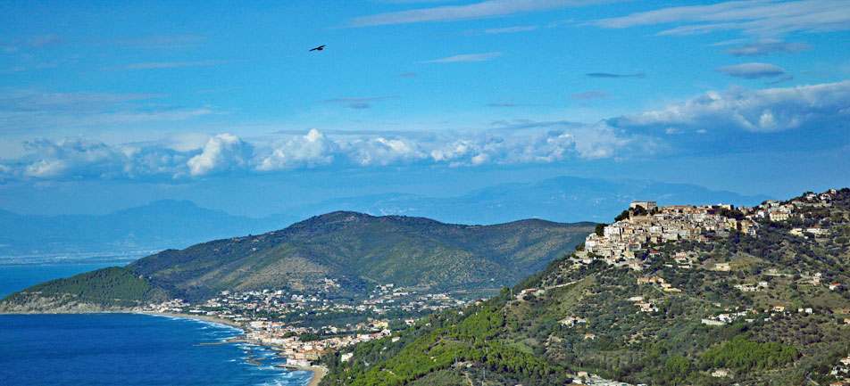 Castellabate an der Cilentoküste und der Monte Tresino