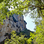 Weiter wandern, wieder aufwärts zwischen den Felsen