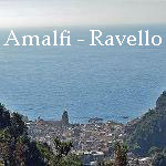 Blick aus den Bergen auf Amalfi