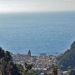 Blick aus den Bergen auf Amalfi