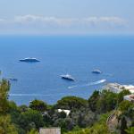 Ausblick aufs Meer - verziert mit Segel, Yacht und Luxus