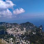 Atemberaubender Blick auf Capri und die Faraglioni-Inseln nach dem Anstieg