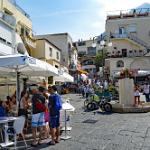Von der vollen Piazza zum Fußweg hoch nach Capri